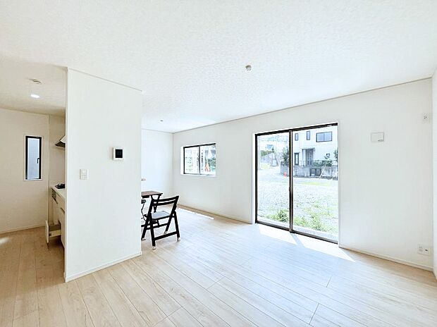 ～Living～  豊かな陽光がこの場所を照らしだす。  光溢れるこの空間はみんなの笑顔が集う場所、時を忘れ、つきることのないたわいもない会話を楽しむ時間、たくさんの思いが綴られる場所。