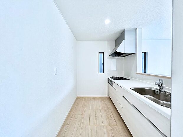 ～Kitchen～　広くて使いやすいキッチンなら家族でいっしょに料理をつくったり、後片付けも手間なくできちゃいます♪収納もたっぷりあるので、いつもすっきりと清潔な印象を保てます。