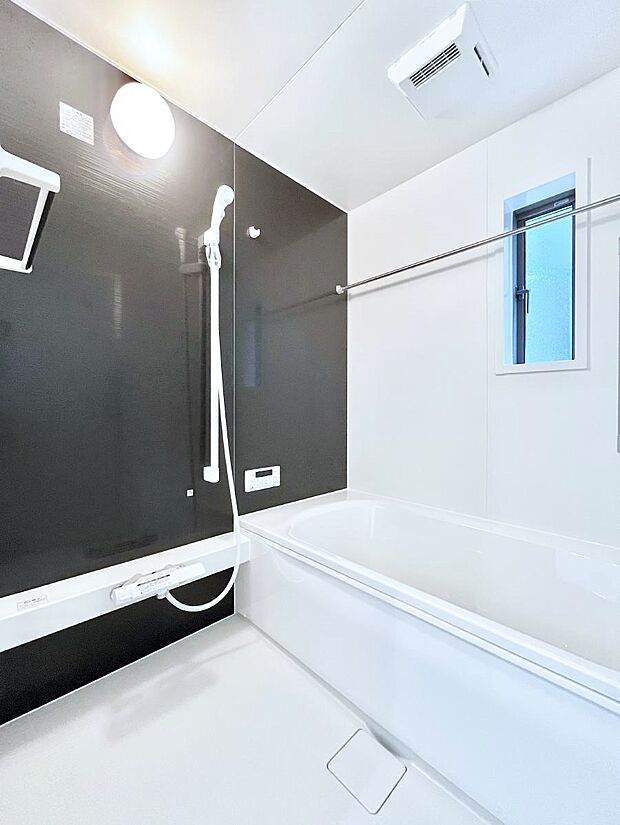 ～Bath Room～　落ち着いた雰囲気の浴室で明日に向けてリフレッシュ。浴室乾燥機能も付いているので隣の洗濯機置き場で洗い上がった洗濯物を、雨の日も天気を気にせず乾燥させることも可能です。　