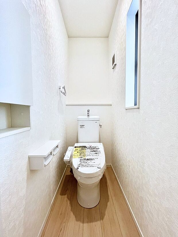 ~Toilet~ 綺麗・スッキリ・快適なウォシュレット付トイレでくつろげる空間です。トイレは毎日使わざるを得ないもの。いつも清潔を保ちたいですね。トイレが2ヶ所あるので朝の混雑時に便利です!