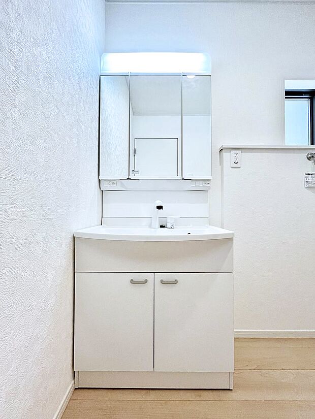 ~Dressing Room~ 十分な大きさの洗面台は収納もさる事ながら、身だしなみチェックや歯磨きなど、朝の慌ただしい時間でもホテルライクなスペースで余裕とゆとりを感じて頂けます。