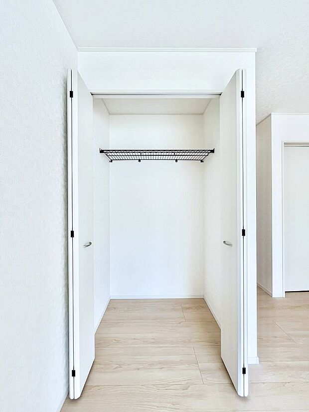 ～Closet～　壁面クローゼットがあればタンスを置く必要がなく、出っ張りのないスッキリ空間を維持できます。限られたスペースを有効に活用できそう。季節の衣類や趣味の品などたっぷり収納出来ますね♪　