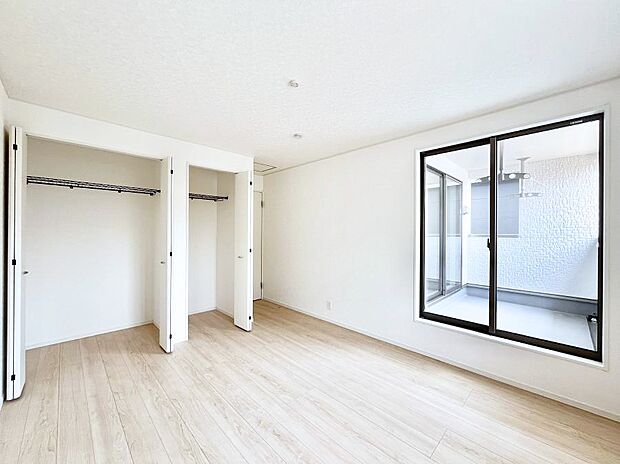 ～Bed Room～  「今日も一日お疲れ様」とご夫婦でゆったりくつろげる寝室。  毎日の家事やお仕事に疲れた日はフカフカのベットで癒されてください。テレビや本棚をおいても快適な広さが自慢♪　