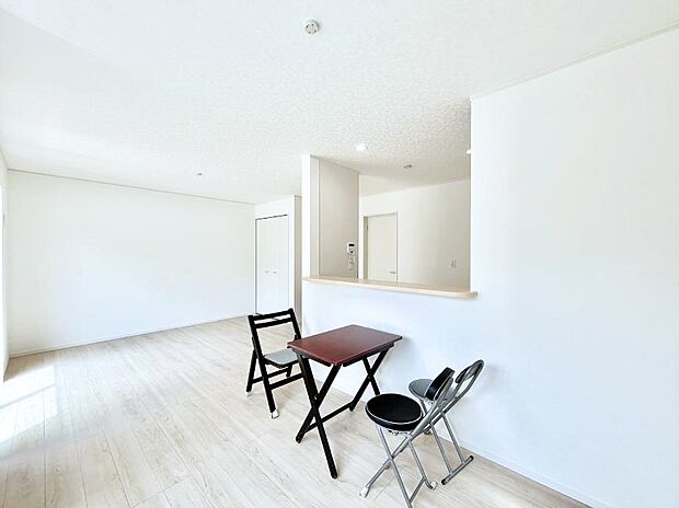 ～Living～　明るい陽光が注ぎ、寛ぎの雰囲気に満たされるダイニング。おしゃれなLDK。大きな窓から日差しが差し込むので室内も明るく、家族の憩いの場としてピッタリです。