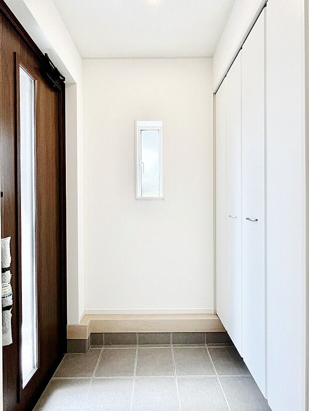 ~Entrance~ 家の中でお客様を迎える最初の場所である玄関は、家の印象そのものです!豊富な玄関収納で、常に綺麗に保つことが出来ます♪玄関にはたっぷり収納の下駄箱を完備!