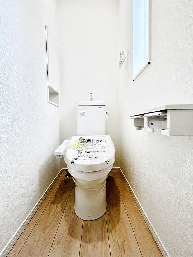 ~Toilet~ 綺麗・スッキリ・快適なウォシュレット付トイレでくつろげる空間です。1、2階共にトイレスペース!採光もあり明るく、快適空間となっております♪毎日使う場所だからこその配慮です!