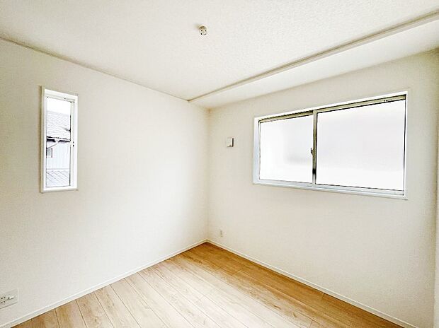 ~Bed Room~ 2面採光を確保した明るい室内は、風通しも良く、大変居心地の良い空間となっております。爽やかな風を感じて起きる朝は、快適生活の始まりに!日当たりや通風がとても良い住まい♪