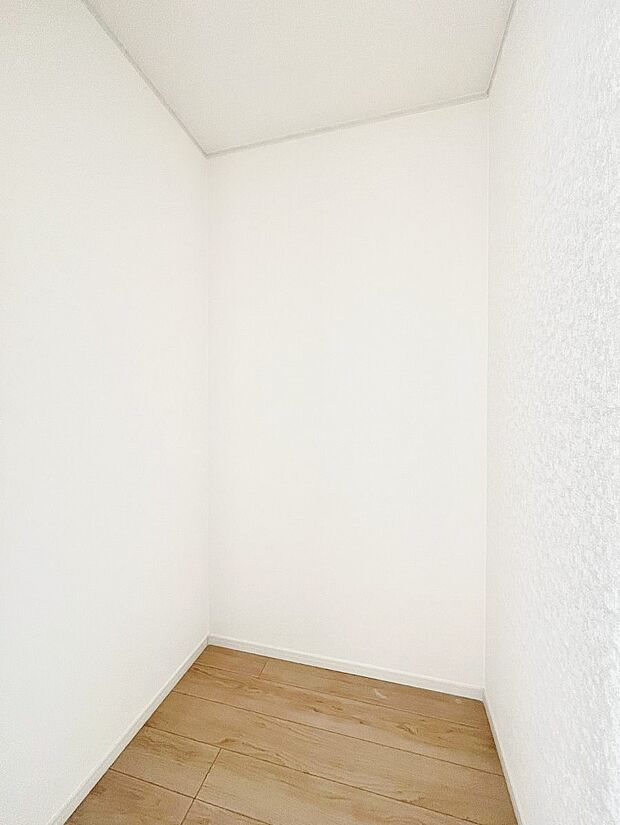 ~Walk-in Closet~ 必要なものやコーディネートを一覧して確認でき、身支度や準備が短時間で済むウォークインクローゼットを設置しました。家の中をすっきりとさせる便利な収納スペースです。
