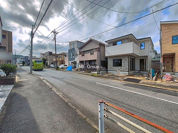 ~Exterior~ 前面道路:南東 11.1m 公道 前面道路は閑静な住宅地をはしる車通りの少ない道路。駐車の出し入れもらくらくです!ご不明点・現地見学のご希望は、お気軽にお問い合わせください!