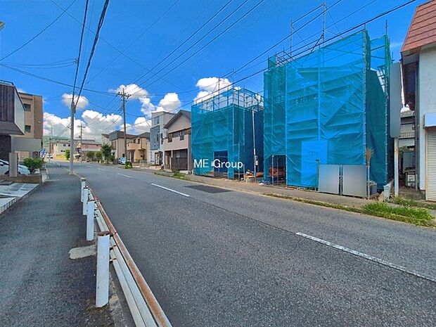 ~Exterior~ 前面道路:南東 11.1m 公道 前面道路は閑静な住宅地をはしる車通りの少ない道路。駐車の出し入れもらくらくです!ご不明点・現地見学のご希望は、お気軽にお問い合わせください!