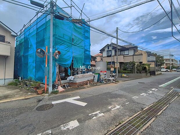 ~Exterior~ 前面道路:南東 5.62m 公道 前面道路は閑静な住宅地をはしる車通りの少ない道路。駐車の出し入れもらくらくです!ご不明点・現地見学のご希望は、お気軽にお問い合わせください!
