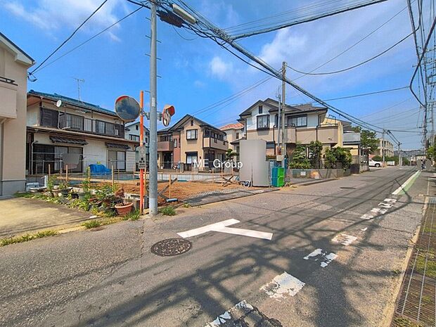 ~Exterior~ 前面道路:南東 5.62m 公道 前面道路は閑静な住宅地をはしる車通りの少ない道路。駐車の出し入れもらくらくです!ご不明点・現地見学のご希望は、お気軽にお問い合わせください!