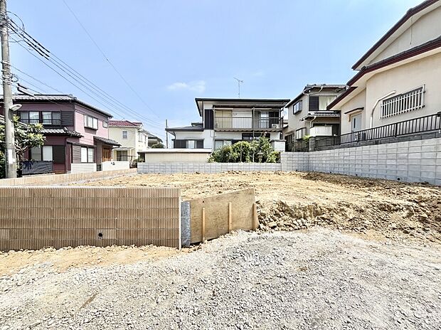 ~Exterior~ 閑静な住宅地で子育て家族にピッタリ。 毎日のお散歩も快適な緑に恵まれたエリアで、自然に包まれた穏やかな暮らしを実現するための、ゆとりある住環境が整っています。