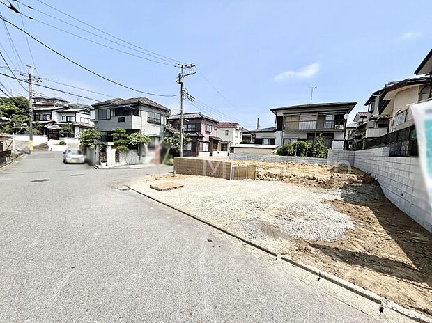 ~Exterior~ 前面道路は閑静な住宅地をはしる車通りの少ない道路。駐車の出し入れもらくらくです!ご不明点・現地見学のご希望は、お気軽にお問い合わせください!