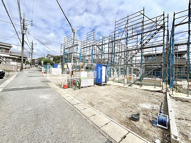 ~Exterior~ 前面道路は閑静な住宅地をはしる車通りの少ない道路。駐車の出し入れもらくらくです!ご不明点・現地見学のご希望は、お気軽にお問い合わせください!