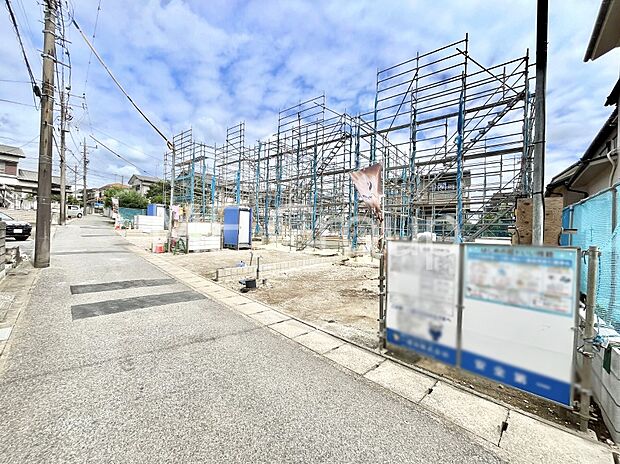 ~Exterior~ 前面道路は閑静な住宅地をはしる車通りの少ない道路。駐車の出し入れもらくらくです!ご不明点・現地見学のご希望は、お気軽にお問い合わせください!