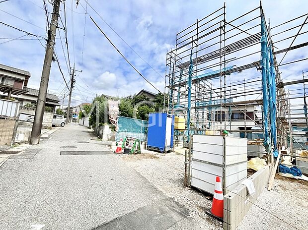 ～Exterior～　前面道路は閑静な住宅地をはしる車通りの少ない道路。駐車の出し入れもらくらくです！ご不明点・現地見学のご希望は、お気軽にお問い合わせください！