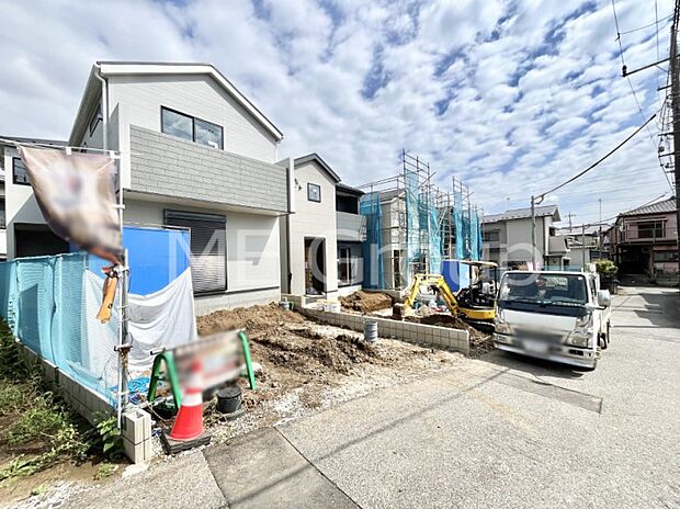 ~Exterior~ 前面道路は閑静な住宅地をはしる車通りの少ない道路。駐車の出し入れもらくらくです!ご不明点・現地見学のご希望は、お気軽にお問い合わせください!