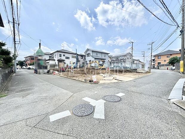 ◆1~3号棟◆~Exterior~ 前面道路は閑静な住宅地をはしる車通りの少ない道路。駐車の出し入れもらくらくです!ご不明点・現地見学のご希望は、お気軽にお問い合わせください!