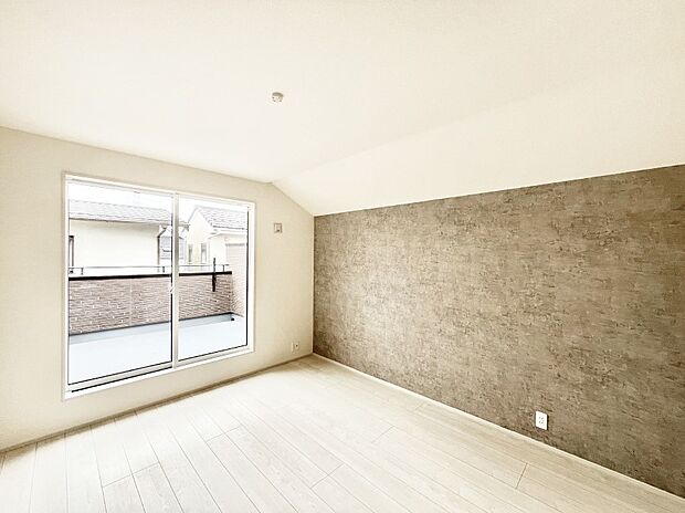 ~Bed Room~ バルコニーからの明るい日差しが差し込みます。日照に恵まれたお部屋。柔らかい自然光で朝目覚める暮らしが送れるだろう。また、機能的な収納を配置して、片付いた空間も実現出来そう。