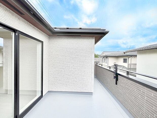 ~Balcony~ 南向きのバルコニーの前には雲以外に太陽を遮るものがありません。お洗濯物も乾きやすく、何より明るく気持ちのいい光が入ってきます。使いやすく開放的なバルコニーです♪