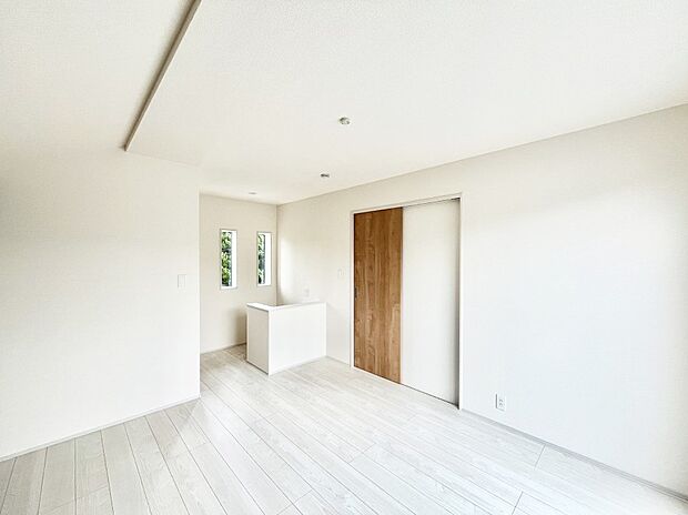 ~Bed Room~ 「今日も一日お疲れ様」とご夫婦でゆったりくつろげる寝室。 毎日の家事やお仕事に疲れた日はフカフカのベットで癒されてください。テレビや本棚をおいても快適な広さが自慢♪