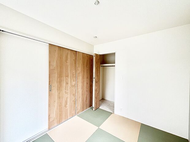 ~Japanese Room~ LDK隣接の和室は、アイロンがけなど奥様の家事スペースとして、また小さなお子様のいるご家庭ではお昼寝やおむつ替えの場としてご活用いただけます。