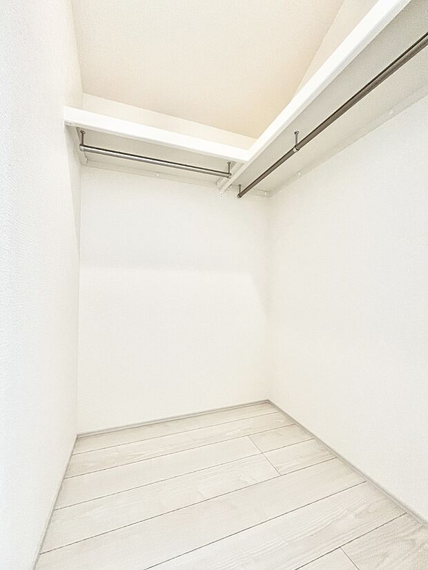 ~Walk-in Closet~ 必要なものやコーディネートを一覧して確認でき、身支度や準備が短時間で済むウォークインクローゼットを設置しました。家の中をすっきりとさせる便利な収納スペースです。