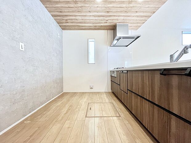 ~Kitchen~ 自然光が入る窓のあるキッチン☆毎日使う場所だからこそ、使い勝手を考慮しました。ゆったりとしたキッチンコーナーは質感豊かな仕上がりとなっております。