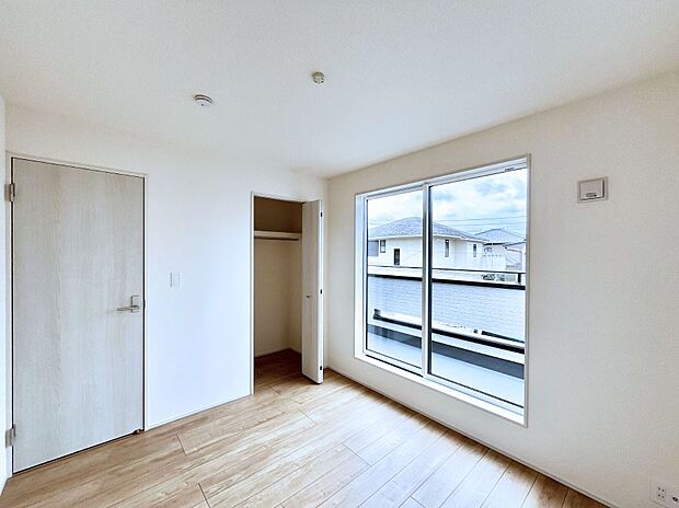 ~Bed Room~ 部屋数が多いのが戸建てのメリットです。ご家族が増えたことで手狭に感じていた住まいも戸建てでは各居室プライバシーを保つことができます。住まいにゆとりが生まれ心もリラックスできます♪