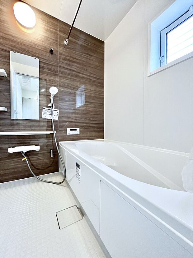 ~Bath Room~ 落ち着いた雰囲気の浴室で明日に向けてリフレッシュ。浴室乾燥機能も付いているので隣の洗濯機置き場で洗い上がった洗濯物を、雨の日も天気を気にせず乾燥させることも可能です。