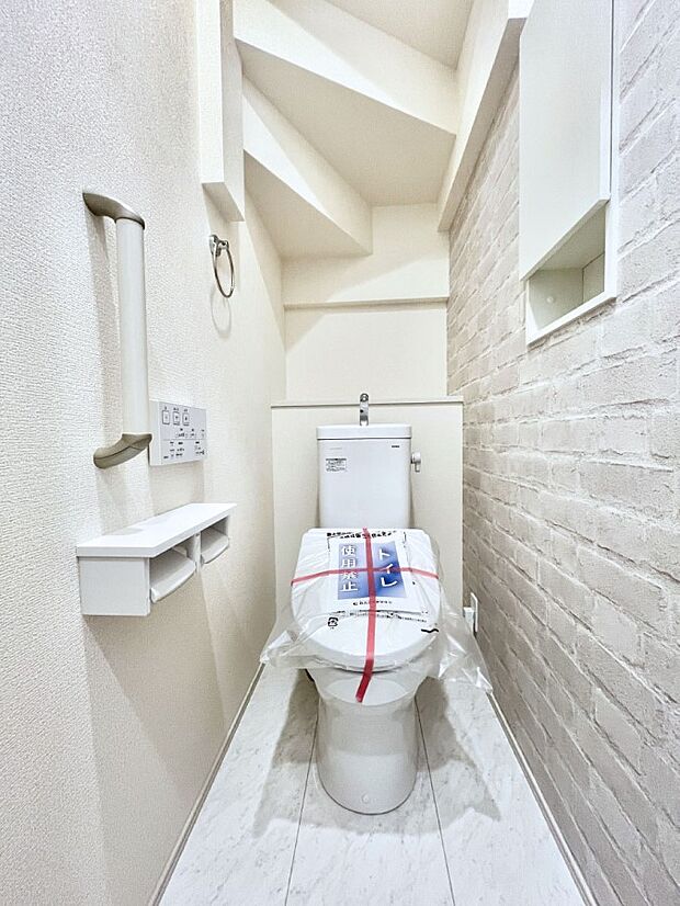 ~Toilet~ 綺麗・スッキリ・快適なウォシュレット付トイレでくつろげる空間です。トイレは毎日使わざるを得ないもの。いつも清潔を保ちたいですね。トイレが2ヶ所あるので朝の混雑時に便利です!