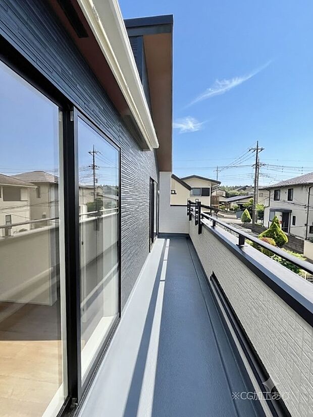 ~Balcony~ 大きな空に囲まれた気持ちのいい家。バルコニーを覗くだけで圧倒的な開放感に包まれます。バルコニーは陽がさしこみお布団や洗濯物を気持ちよく干すことができます。