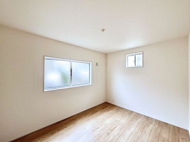 ~Bed Room~ 2面採光を確保した明るい室内は、風通しも良く、大変居心地の良い空間となっております。爽やかな風を感じて起きる朝は、快適生活の始まりに!日当たりや通風がとても良い住まい♪