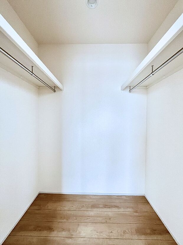 ~Walk-in Closet~ 必要なものやコーディネートを一覧して確認でき、身支度や準備が短時間で済むウォークインクローゼットを設置しました。家の中をすっきりとさせる便利な収納スペースです。