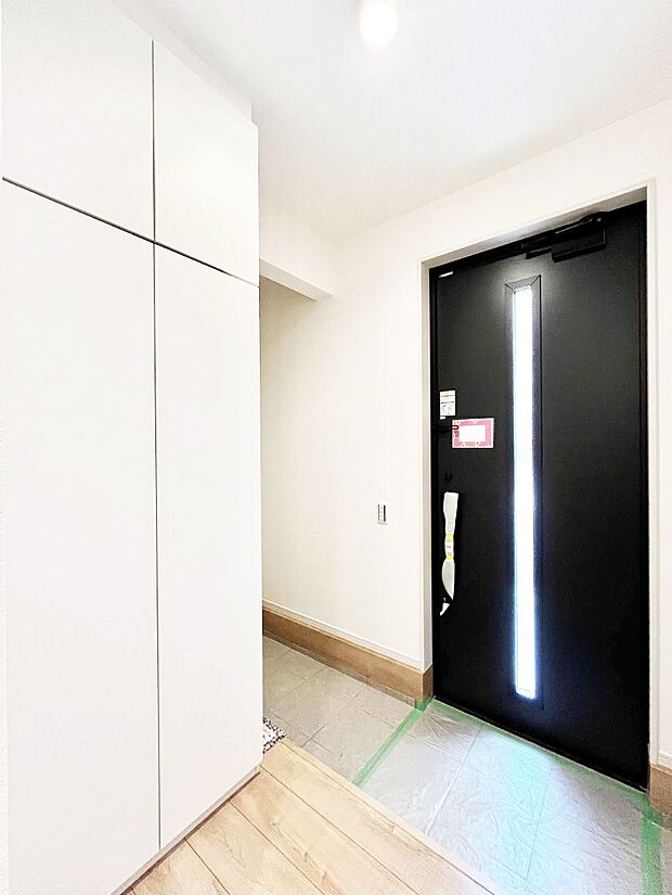 ~Entrance~ 家の中でお客様を迎える最初の場所である玄関は、家の印象そのものです!豊富な玄関収納で、常に綺麗に保つことが出来ます♪玄関にはたっぷり収納の下駄箱と土間収納を完備!