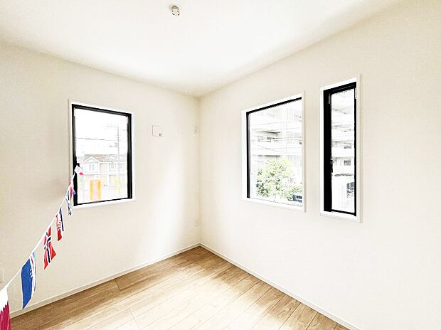 ~Bed Room~ 子供部屋はお子様にとって大変重な役割があります。子供一人で過ごす空間を与えることで、宿題や勉強時間も自然と増えまた自ら部屋の片付けや掃除なども促すことに繋がります。