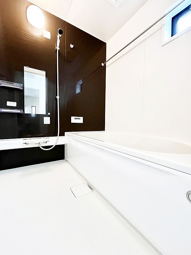 ~Bath Room~ 落ち着いた雰囲気の浴室で明日に向けてリフレッシュ。浴室乾燥機能も付いているので隣の洗濯機置き場で洗い上がった洗濯物を、雨の日も天気を気にせず乾燥させることも可能です。
