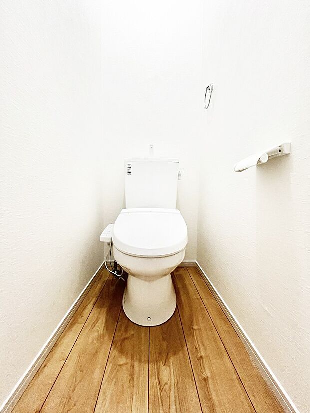 ~Toilet~ 綺麗・スッキリ・快適なウォシュレット付トイレでくつろげる空間です。トイレは毎日使わざるを得ないもの。いつも清潔を保ちたいですね。トイレが2ヶ所あるので朝の混雑時に便利です!