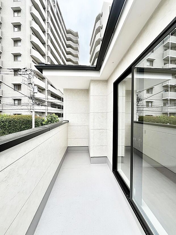 ~Balcony~ 南向きバルコニーは温かい陽がさしこみ、お布団や洗濯物を気持ちよく干すことができます。 使いやすく開放的で陽ざしがたっぷり降り注ぐ、バルコニー付き住まい。