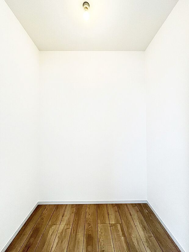 ~Walk-in Closet~ 必要なものやコーディネートを一覧して確認でき、身支度や準備が短時間で済むウォークインクローゼットを設置しました。家の中をすっきりとさせる便利な収納スペースです。