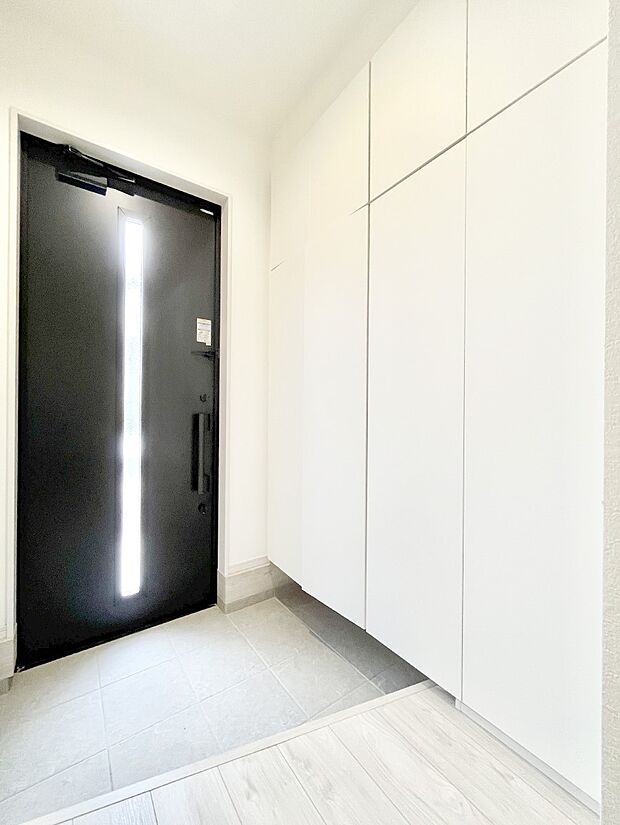 ◆2号棟◆~Entrance~ 家の中でお客様を迎える最初の場所である玄関は、家の印象そのものです!豊富な玄関収納で、常に綺麗に保つことが出来ます♪玄関にはたっぷり収納の下駄箱を完備!