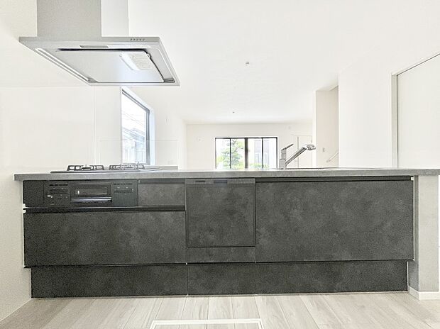 ◆2号棟◆~Kitchen~ 会話が弾むリビング、料理が愉しくなるキッチン。家は、ただ生活する場ではなく、暮らしを愉しく、快適にする場所。笑顔の毎日、安らぎの日々のために、最新の設備・仕様を採用。