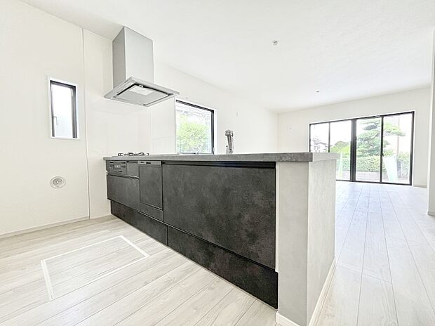 ◆2号棟◆~Kitchen~ 自然光が入る窓のあるキッチン☆毎日使う場所だからこそ、使い勝手を考慮しました。ゆったりとしたキッチンコーナーは質感豊かな仕上がりとなっております。