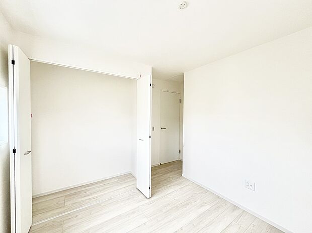 ◆2号棟◆~Bed Room~ 全居室には収納クローゼットを完備!普段使いのお洋服や小物はもちろん、季節物のお洋服などもしっかりと整理整頓おしまい頂けます。 居室空間を広く使用できますね。