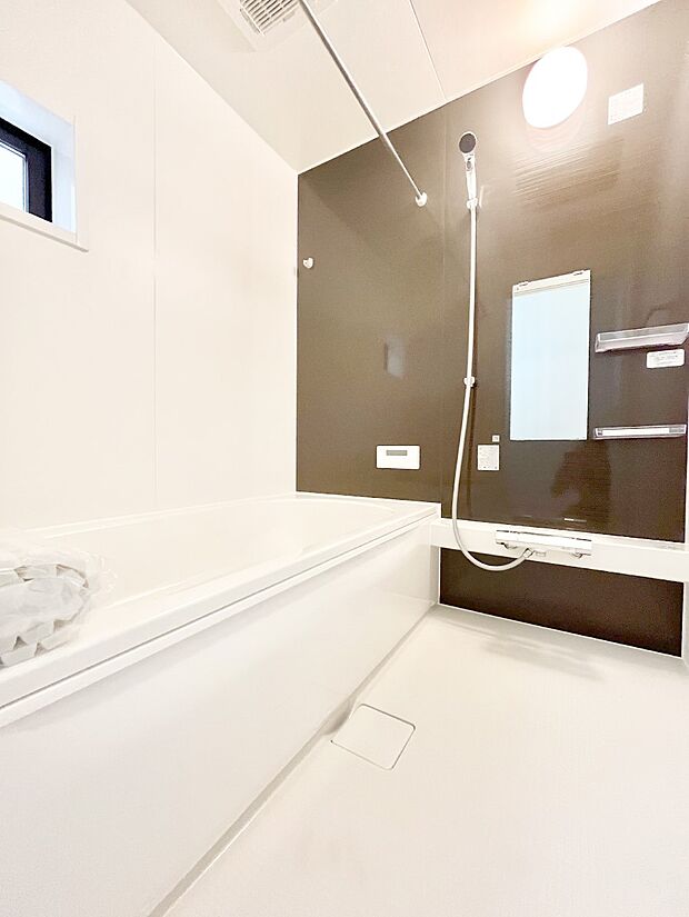 ◆2号棟◆~Bath Room~ 足を伸ばして入浴することが可能!一日の疲れを癒す貴重なバスタイムです。お子様とご一緒でも十分な広さなので、リビングとは違った家族団欒のひと時をお楽しみいただけます。