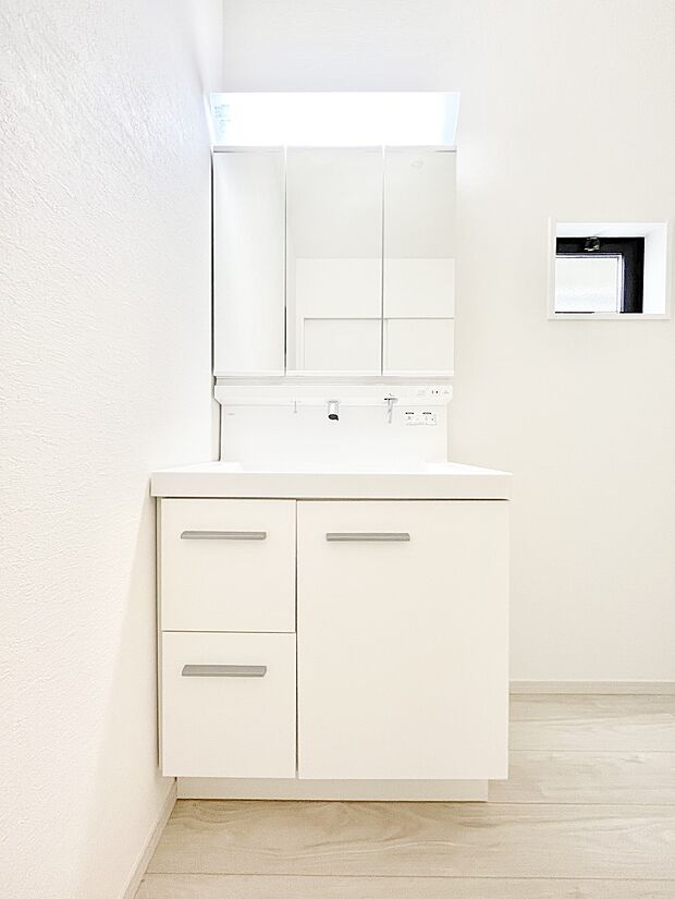 ◆2号棟◆~Dressing Room~ 暗くなりがちな洗面所も窓があると採光と換気が可能なので気持ちよくお使い頂けます。三面鏡タイプの洗面台は鏡裏収納で散らかりがちな洗面所もスッキリ♪