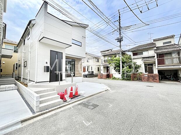 ◆2号棟◆~Exterior~ 角地により陽当り・風通し良好です。うららかな陽射しがどのお部屋にも降り注ぎますように、快適さを追求した間取設計。生活を恵みの豊かな永住の地へと変えてくれます。
