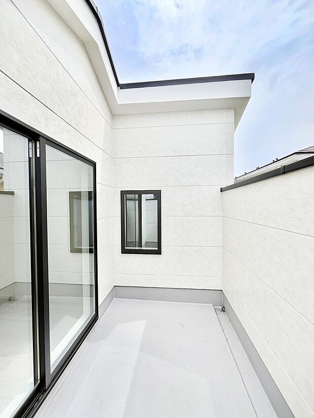 ◆2号棟◆~Balcony~ 大きな空に囲まれた気持ちのいい家。バルコニーを覗くだけで圧倒的な開放感に包まれます。バルコニーは陽がさしこみお布団や洗濯物を気持ちよく干すことができます。