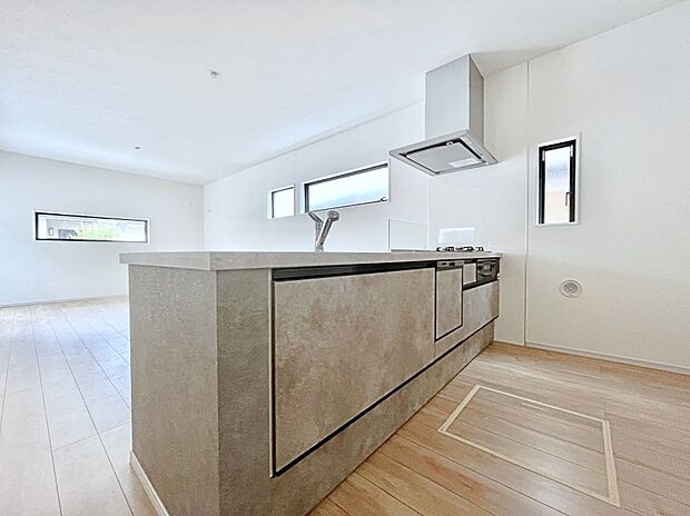 ◆1号棟◆～Kitchen～　自然光が入る窓のあるキッチン☆毎日使う場所だからこそ、使い勝手を考慮しました。ゆったりとしたキッチンコーナーは質感豊かな仕上がりとなっております。